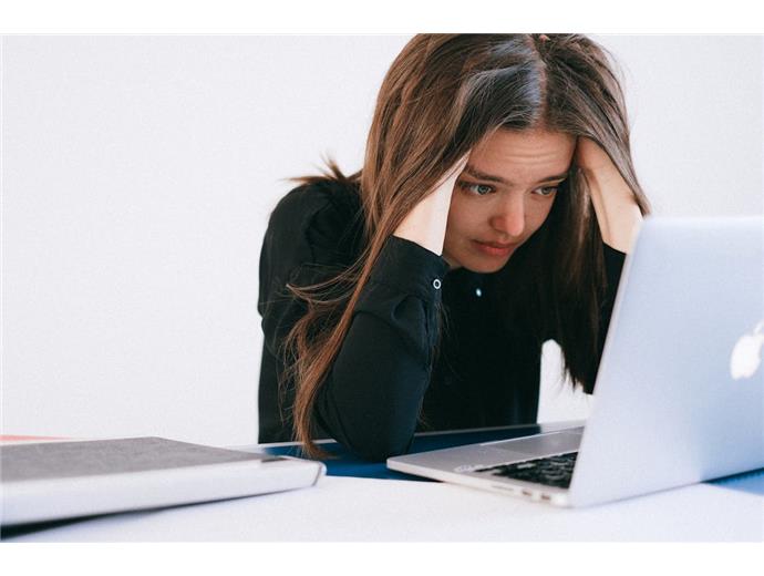 女服務生陷抉擇：考公職還是重返校園？網友勸「先想清楚想過什麼生活」